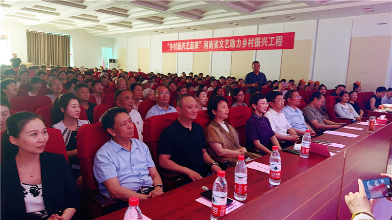確山縣第二高級中學文藝小分隊 (2).jpg